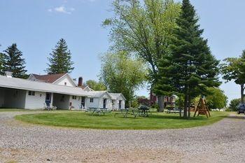 Lucky Horseshoe Cabins Au Sable Exterior photo